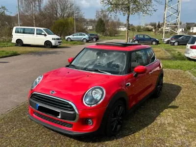 Begagnad Mini ONE 75 HK (55 kW) 2019 Röd Halvkombi