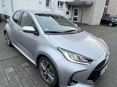 Gebraucht Toyota Yaris Hybrid Style 97 PS (71 kW) 2024 Silber Limousine