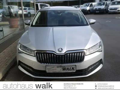 Gebraucht Skoda Superb Ambition 150 PS (110 kW) 2022 Brilliantsilber metallic Kombi