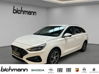 Używany Hyundai i30 Pure 110 KM (80 kW) 2021 Biały Sedan/Limuzyna