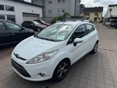 Gebraucht Ford Fiesta Titanium 75 PS (55 kW) 2010 Weiß Limousine