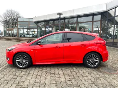 Używany Ford Focus ST-Line 182 KM (133 kW) 2018 Czerwony Sedan/Limuzyna