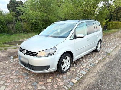 Second-hand VW Touran 105 CP (77 kW) 2011 Argintiu Monovolum