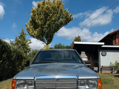 Gebraucht Mercedes 190 122 PS (89 kW) 1982 Silber Limousine