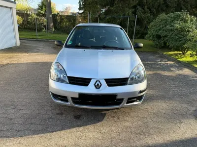 Używany Renault Clio II Campus 58 KM (42 kW) 2008 Srebrny Sedan/Limuzyna