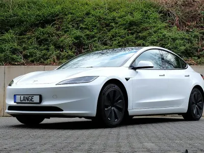 Gebraucht Tesla Model 3 366 kW (498 PS) 2024 Ultra red metallic (metallic) Limousine