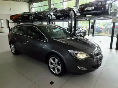Gebraucht Opel Astra Sport 140 PS (102 kW) 2011 Grau Kombi