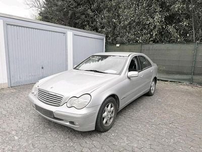 Second-hand Mercedes C200 163 CP (119 kW) 2000 Argintiu Berlinǎ