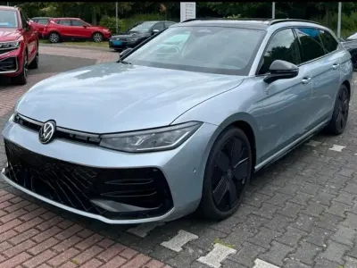 Gebraucht VW Passat R-line 150 PS (110 kW) 2024 Silber Kombi