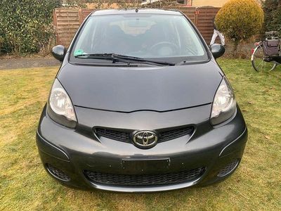 Gebraucht Toyota Aygo 68 PS (50 kW) 2011 Grau Kleinwagen