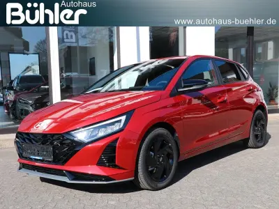 Neu Hyundai i20 Blackline 90 PS (66 kW) 2026 Rot Kleinwagen