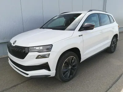 Neu Skoda Karoq SportLine 150 PS (110 kW) 2025 Moonwhite metallic SUV