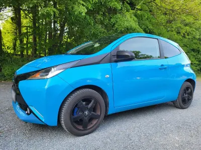 Second-hand Toyota Aygo X-play 69 CP (50 kW) 2017 Albastru Hatchback