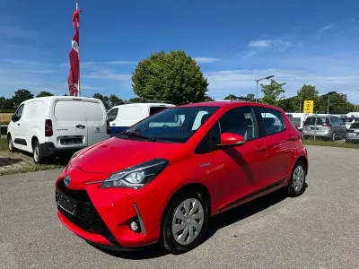 Gebraucht Toyota Yaris Hybrid 75 PS (55 kW) 2017 Rot Limousine