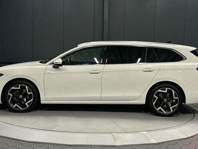 Gebraucht VW Passat Elegance 150 PS (110 kW) 2025 Pure white Kombi