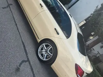 Gebraucht Mercedes E200 150 PS (110 kW) 2018 Gelb Limousine
