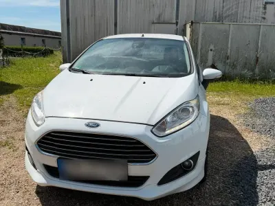 Gebraucht Ford Fiesta 101 PS (74 kW) 2014 Weiß Kleinwagen