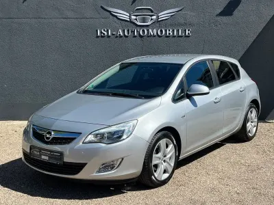 Używany Opel Astra Design Edition 116 KM (85 kW) 2011 Srebrny Sedan/Limuzyna