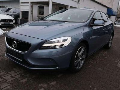 Gebraucht Volvo V40 Momentum 120 PS (88 kW) 2017 Mussel blue metallic Limousine