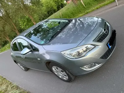 Gebraucht Opel Astra 101 PS (74 kW) 2011 Grau Limousine
