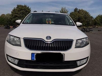Gebraucht Skoda Octavia Ambition 150 PS (110 kW) 2014 Weiß Kleinwagen
