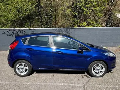 Gebraucht Ford Fiesta Titanium 101 PS (74 kW) 2014 Blau Kleinwagen