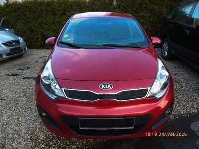 Rot Gebraucht 2014 Kia Rio Limousine | 2.900 € (Guter Preis)