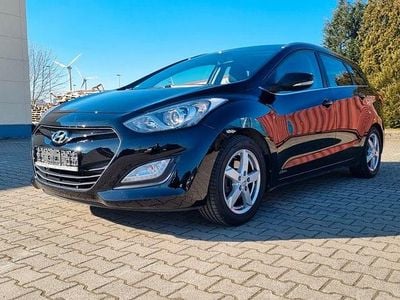 Gebraucht Hyundai i30 Trend 99 PS (72 kW) 2012 Schwarz Kombi