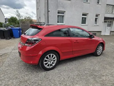 Używany Opel Astra Sport 102 KM (75 kW) 2005 Czerwony Sedan/Limuzyna