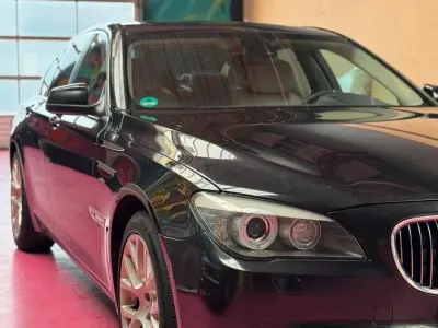 Gebraucht BMW 740 305 PS (224 kW) 2010 Schwarz Limousine