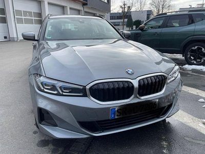 Gebraucht BMW 318 Shadowline 156 PS (114 kW) 2023 Grau Kombi