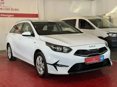Gebraucht Kia Ceed Sportswagon Vision 136 PS (100 kW) 2023 (wd) cararraweiss Kombi