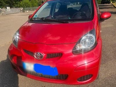 Gebraucht Toyota Aygo 65 PS (47 kW) 2010 Rot Kleinwagen