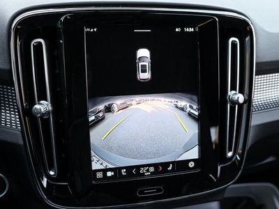 Weiß Gebraucht 2024 Volvo XC40 Core SUV | 39.740 € (Teuer)