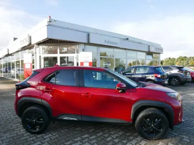 Gebraucht Toyota Yaris Hybrid Comfort 116 PS (85 kW) 2022 Rot Van / Kleinbus