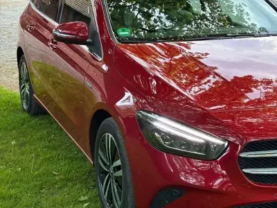 Używany Mercedes B Electric Drive 117 kW (160 KM) 2021 Czerwony Minivan