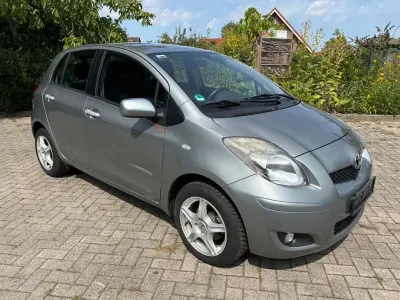 Gebraucht Toyota Yaris Life 101 PS (74 kW) 2010 Silber Kleinwagen