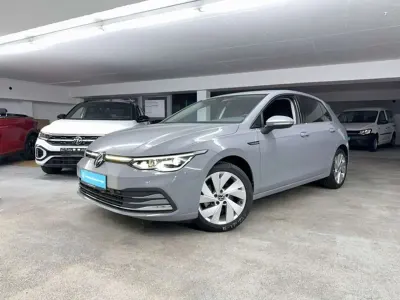 Gebraucht VW Golf VIII Style 150 PS (110 kW) 2024 Mondsteingrau Limousine