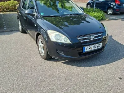 Usado Kia Ceed EX 109 CV (80 kW) 2009 Negro Utilitario