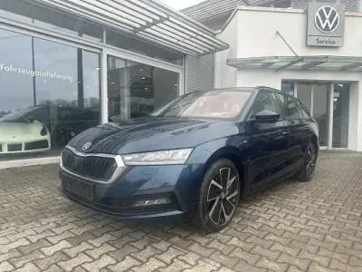 Gebraucht Skoda Octavia Clever 150 PS (110 kW) 2021 Lava blau Kombi