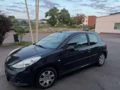 Gebraucht Peugeot 206+ 75 PS (55 kW) 2010 Schwarz Kleinwagen
