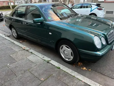 Gebraucht Mercedes E240 Classic 170 PS (125 kW) 1998 Grün Limousine