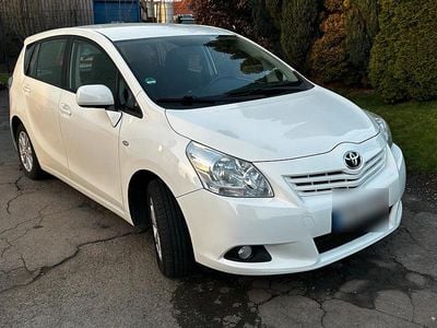 Gebraucht Toyota Verso 131 PS (96 kW) 2012 Weiß Van / Kleinbus