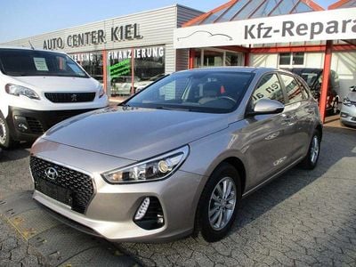 Gebraucht Hyundai i30 Select 120 PS (88 kW) 2018 Beige (metallic) Limousine