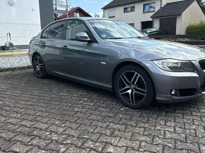 Gebraucht BMW 318 143 PS (105 kW) 2010 Grau Limousine