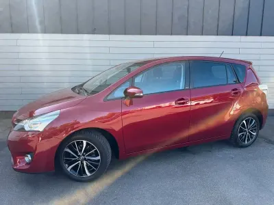 Gebraucht Toyota Verso Edition-S 147 PS (108 kW) 2017 Rot Van / Kleinbus