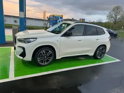 Gebraucht BMW iX1 M Sport 230 kW (313 PS) 2023 Weiß SUV