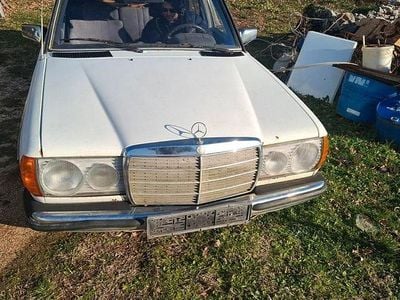 Gebraucht Mercedes 300 92 PS (67 kW) 1984 Weiß Limousine