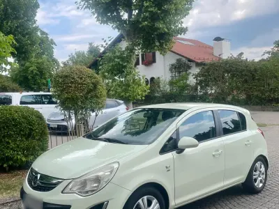 Gebraucht Opel Corsa 87 PS (63 kW) 2011 Grün Kleinwagen
