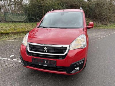 Gebraucht Peugeot Partner Allure 110 PS (80 kW) 2017 Farbe rot ardent/deckende Van / Kleinbus